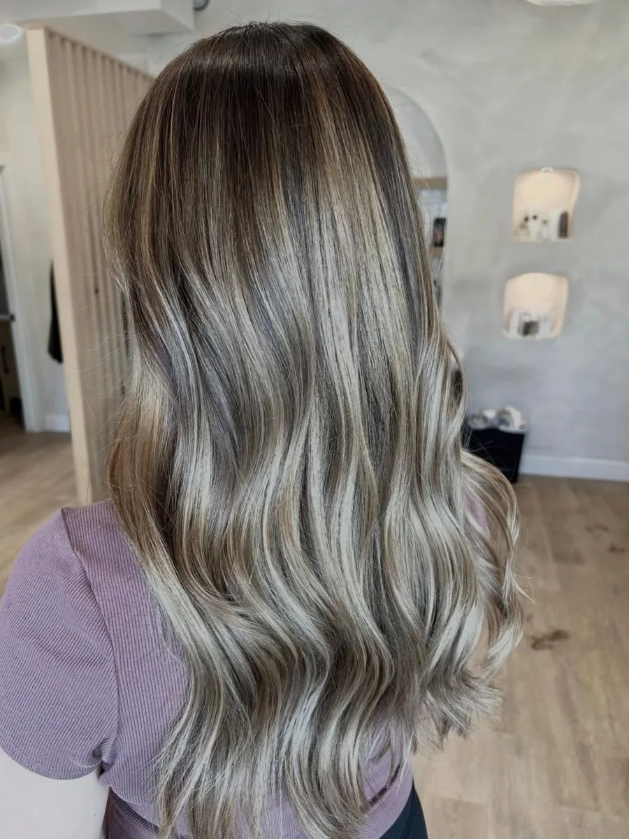 Lived-in blonde with a soft root, by Lacie